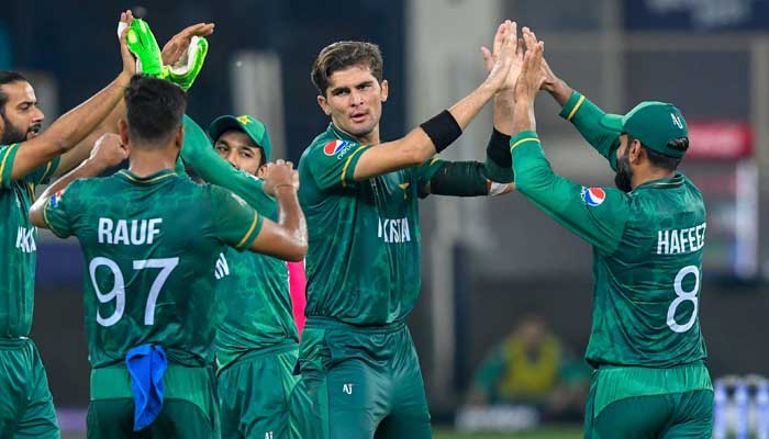 Pakistans Shaheen Shah Afridi (C) celebrates with teammates after dismissing India´s captain Virat Kohli (not pictured) during the ICC Mens Twenty20 World Cup cricket match between India and Pakistan at the Dubai International Cricket Stadium in Dubai on October 24, 2021. — Photo by Aamir Qureshi/AFP