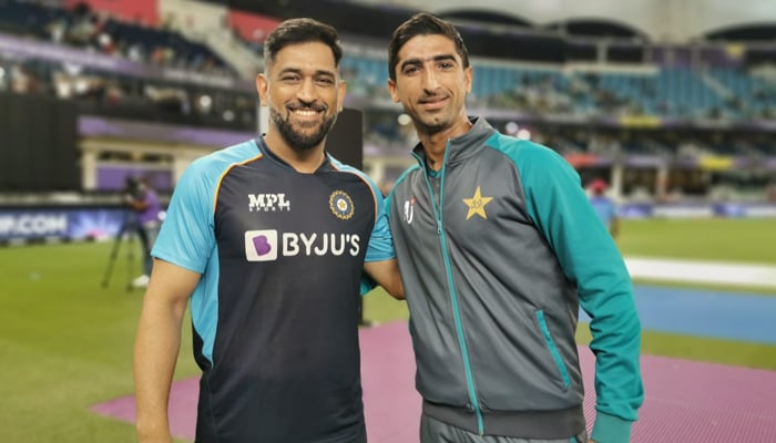 Former Indian skipper Mahendra Singh Dhoni (left) and Pakistani pacer Shahnawaz Dahani pose after India-Pakistan clash in Dubai on October 24, 2021. — Twitter/ShahnawazDahani