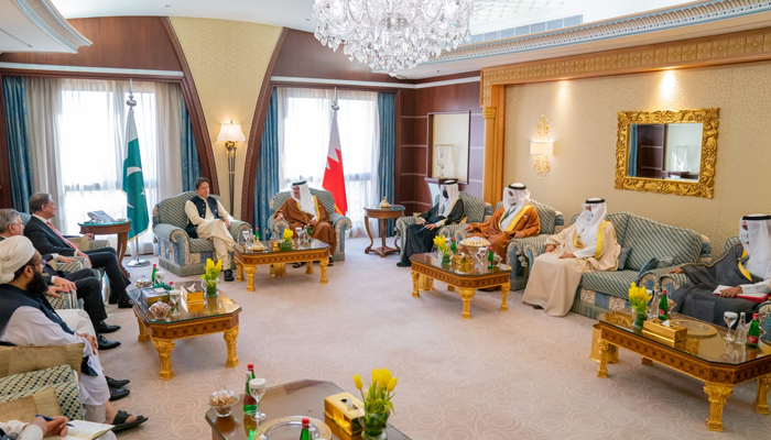 Prime Minister Imran Khan meets Prime Minister of the Kingdom of Bahrain, Prince Salman Bin Hamad bin Isa al-Khalifa in Riyadh on October 25, 2021 on the sidelines of the “Middle East Green Initiative (MGI)” Summit. — PakPMO