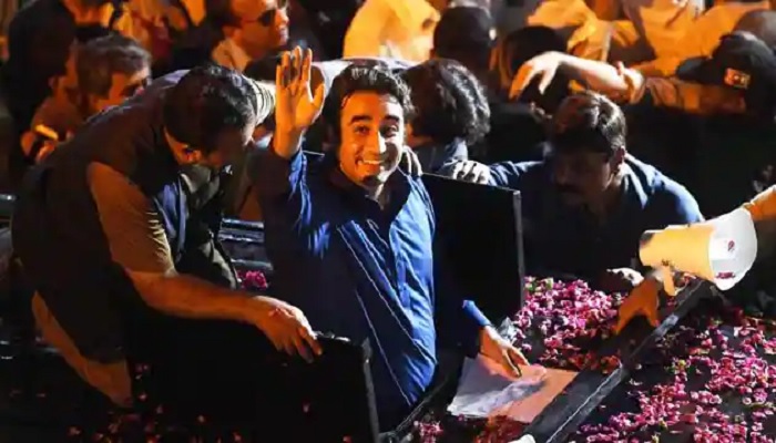 PPP Chairperson Bilawal Bhutto (centre) waves to supporters during an election campaign rally in Karachi on July 21, 2018. Photo: AFP