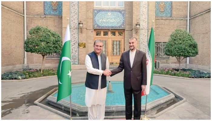 FM Shah Memood Qureshi (L) shaking hands with Iranian FM Amir Abdollahian. Photo: Twitter/SMQureshiPTI