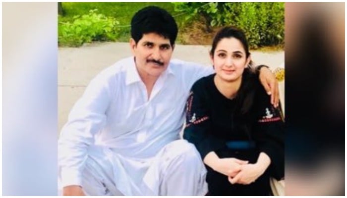 MPA Sania Ashiq with her father. Photo: Twitter/@SaniaaAshiq