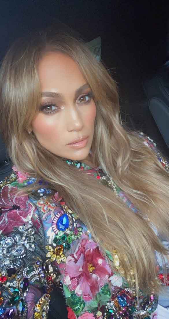 Jennifer Lopez takes Ben Afflecks breath away with her new gorgeous selfie