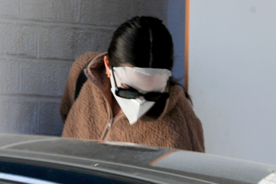 Kendall Jenner sai do escritório de cirurgia plástica usando uma máscara facial estranha