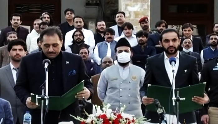 Governor Balochistan Zahoor Ahmed Agha (left) administering oath to the newly-elected chief minister of Balochistan, Mir Abdul Quddus Bizenjo, at Governor House, Quetta, on October 29, 2021. — YouTube/ HumNewsLive