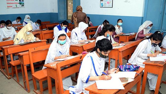 Students taking an exam in a classroom. — APP.