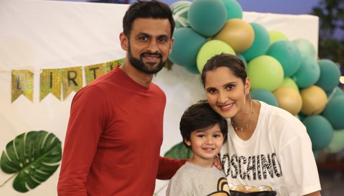 Former Pakistan cricket skipper, Shoaib Malik (L), Izhaan Mirza-Malik (C) and Indian tennis sensation Sania Mirza (L). — Instagram/ mirzasaniar