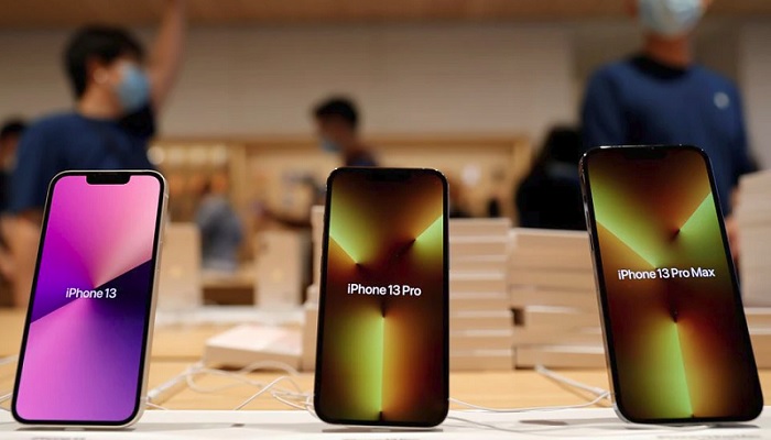 Apples iPhone 13 models are pictured at an Apple Store on the day the new Apple iPhone 13 series goes on sale, in Beijing, China September 24, 2021. Photo: Reuters