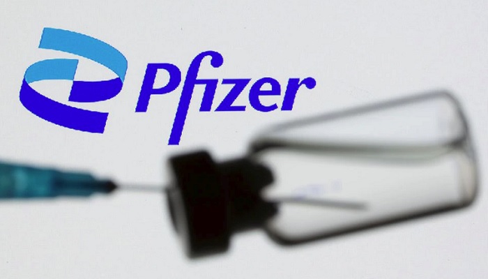 Jarum suntik dan botol terlihat di depan logo Pfizer yang ditampilkan dalam ilustrasi ini yang diambil 24 Juni 2021. Foto: Reuters