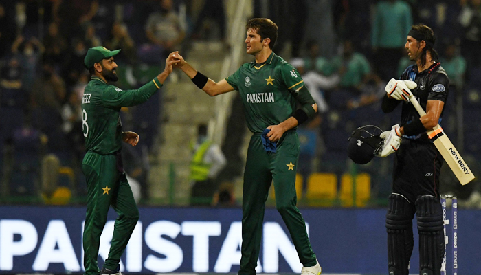 Namibia´s David Wiese (R) looks as Pakistan´s cricketers greet each other after the end of play in the ICC Twenty20 World Cup cricket match between Namibia and Pakistan at the Sheikh Zayed Cricket Stadium in Abu Dhabi on November 2, 2021. — AFP