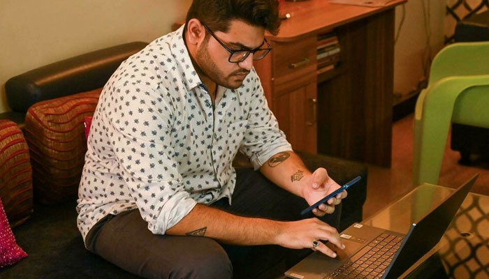 Pada usia 20, mahasiswa Delhi Ishan Srivastava berharap untuk membangun portofolio investasi yang beragam dan kemudian pensiun pada usia 45 tahun. AFP