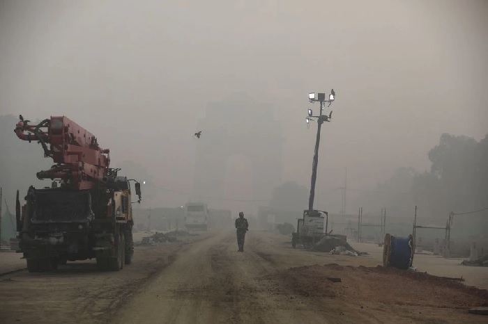 An Indian paramilitary soldier walks near India Gate which is shrouded in smog, in New Delhi, India, November 5, 2021. Photo: Reuters