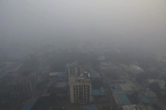 Residential buildings are seen shrouded in smog in Noida, India, November 5, 2021. Photo: Reuters