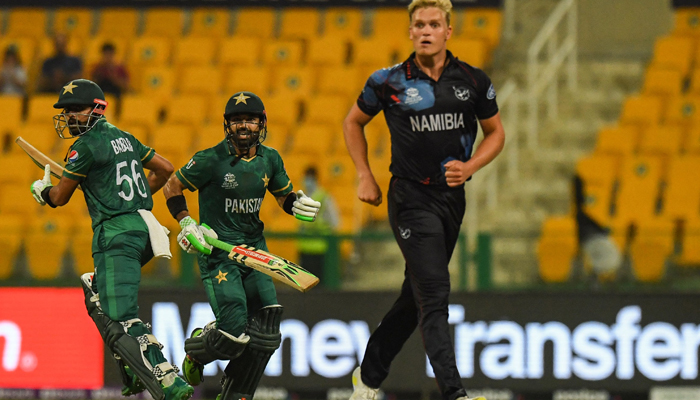 Pakistan´s captain Babar Azam (L) with teammate Mohammad Rizwan (C) run between the wickets during the ICC Twenty20 World Cup cricket match between Namibia and Pakistan at the Sheikh Zayed Cricket Stadium in Abu Dhabi on November 2, 2021. — AFP