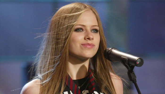 Avril Lavigne makes her come back after signing with Travis Barker’s label
