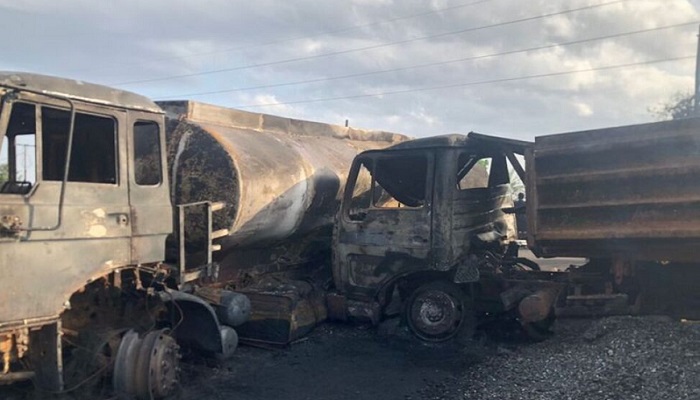 Truk-truk bertabrakan yang terbakar terlihat setelah ledakan tanker bahan bakar di Freetown, Sierra Leone 6 November 2021. Foto: Badan Nasional Penanggulangan Bencana-Sierra Leone/Handout via Reuters