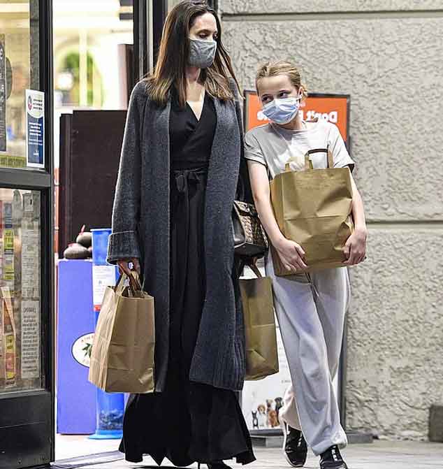 Angelina Jolie & Vivienne, 13, Step Out For A Grocery Run — Photos