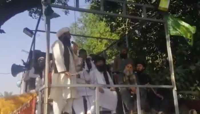 TLP leader Syed Sarwar Shah addresses Wazirabad dharna. Photo: Twitter