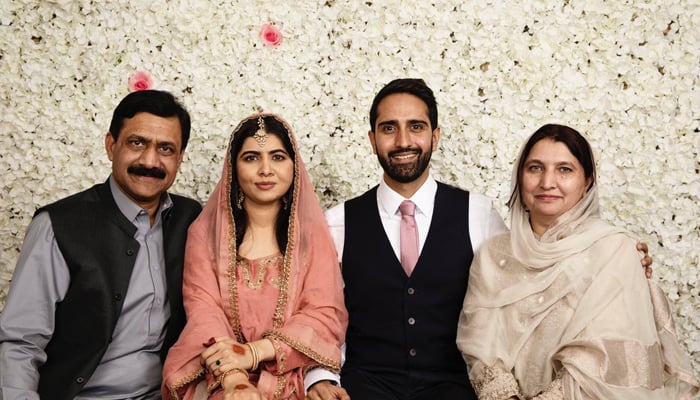 Ayah Malala Yousafzai, Ziauddin Yousafzai (kiri), Malala Yousafzai (kiri tengah), suaminya, Asser (kanan tengah), dan ibunya, Toor Pekai Yousafzai (kanan) di Birmingham.  - Indonesia