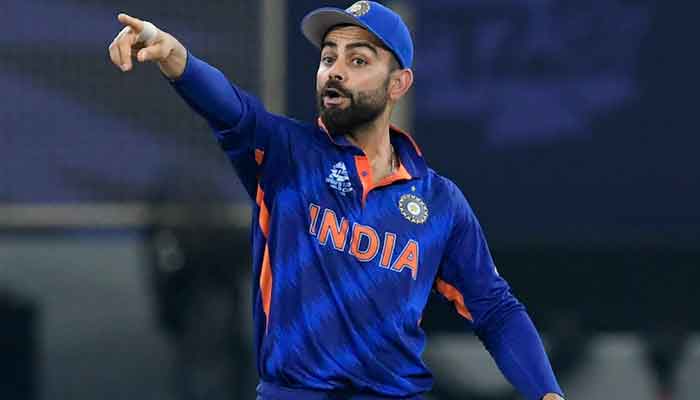 Kapten India Virat Kohli memberi isyarat selama pertandingan. foto: AFP