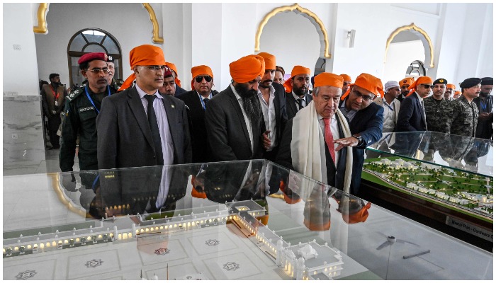Sekretaris Jenderal Perserikatan Bangsa-Bangsa Antonio Guterres (tengah) mengunjungi Kuil Sikh Baba Guru Nanak Dev di Gurdwara Darbar Sahib di Kartarpur dekat perbatasan Pakistan-India, pada 18 Februari 2020. Foto: AFP