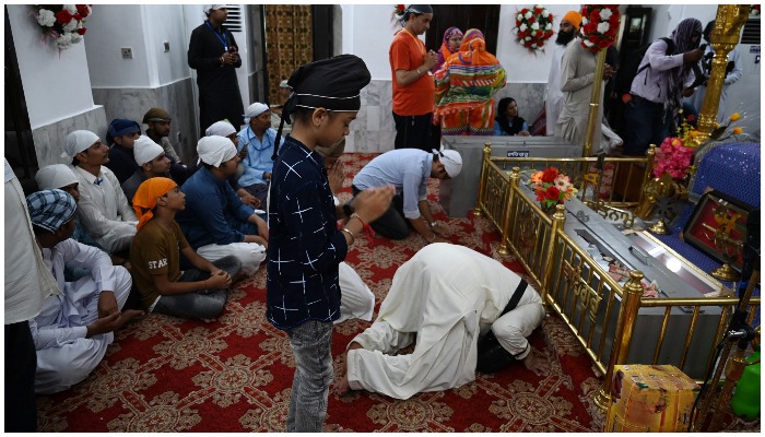 Peziarah Sikh berdoa pada peringatan kematian ke-481 Baba Guru Nanak Dev Ji, pendiri Sikhisme, di Gurdwara Darbar Sahib di Kartarpur dekat perbatasan India-Pakistan pada 22 September 2020. Foto: AFP