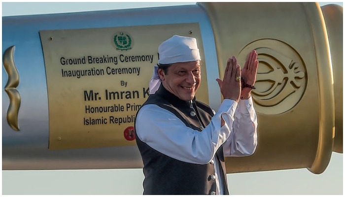 PM Imran Khan memberi isyarat setelah meresmikan koridor Kartarpur pada 2019 — AFP