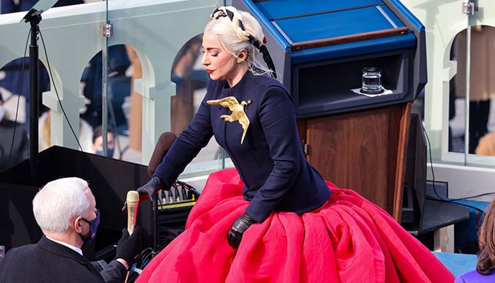 Lady Gaga mengenakan gaun antipeluru untuk upacara pelantikan Presiden Joe Bidens