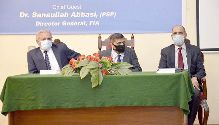 Direktur Jenderal Badan Investigasi Federal (DGFIA) Dr Sanaullah Abbasi berbicara selama seminar “pencegahan serangan siber” di markas FIA di Islamabad pada 9 November 2021. — FIA