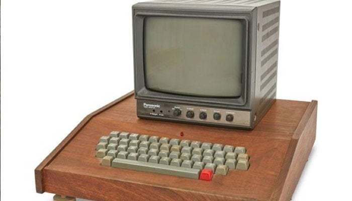 Komputer Apple-1 Chaffey College, yang dibuat dengan tangan oleh pendiri perusahaan Steve Jobs dan Steve Wozniak 45 tahun lalu, terjual seharga $400.000 di lelang di Amerika Serikat.  AFP