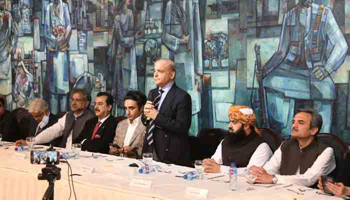 Pemimpin Oposisi Shahbaz Sharif berpidato di makan malam di Islamabad.