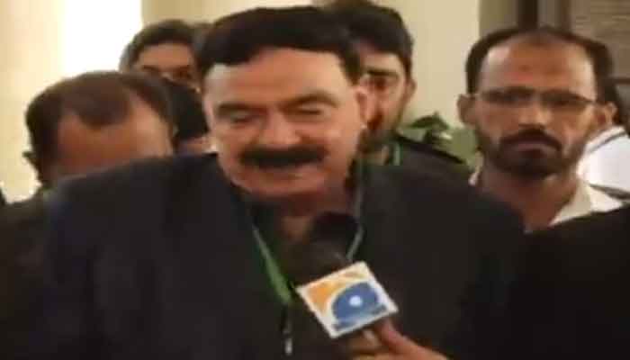 Sheikh Rasheed speaks to media outside Supreme Court of Pakistan. Photo: Geo News screengrab