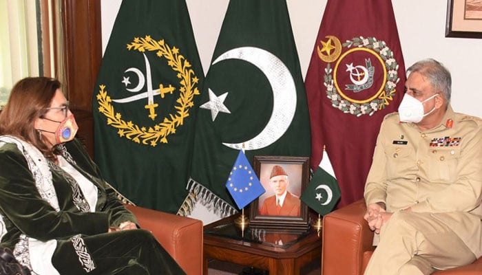Duta Besar Uni Eropa Androulla Kaminara (kiri) dan Kepala Staf Angkatan Darat (COAS) Jenderal Qamar Javed Bajwa.  — ISPR