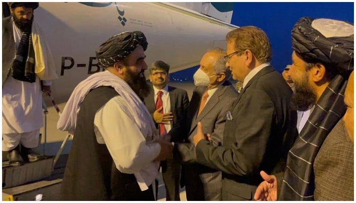 Pj Menteri Luar Negeri Afghanistan, Amir Khan Muttaqi bersama dengan delegasi tingkat tinggi menteri tiba di Islamabad. — Twitter/@sabarisjabber