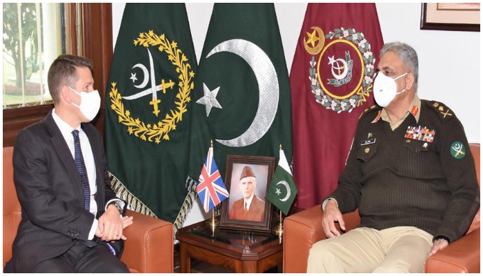 Komisaris Tinggi Inggris Christian Turner (kiri) dan Kepala Staf Angkatan Darat Jenderal Qamar Javed Bajwa.  - ISPR.