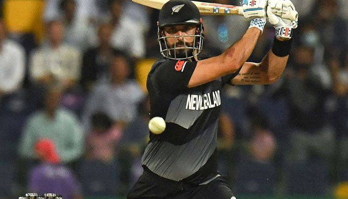 Daryl Mitchell dari Selandia Baru memainkan tembakan selama semifinal Piala Dunia Twenty20 Pria ICC melawan Inggris di Stadion Kriket Zayed di Abu Dhabi pada 10 November 2021. AFP