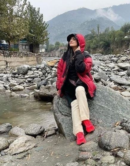 Hiba Bukharis pictures from Northern areas are sight for sore eyes: See Photos