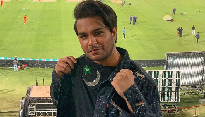 Cricket fanatic Asim Azhar reaches Dubai stadium for Pakistan vs. Australia semi-final
