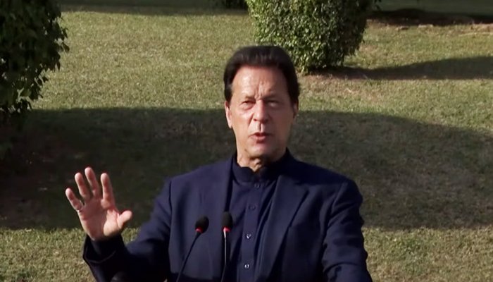 Perdana Menteri Imran Khan berpidato di depan anggota parlemen di Islamabad pada 10 November 2021. — YouTube/HumNewsLive