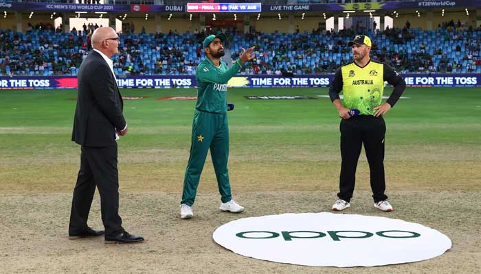 Kapten Pakistan Babar Azam melempar koin di semifinal Piala Dunia T20 melawan Australia di Stadion Kriket Internasional Dubai, 11 November 2021. — Foto milik Twitter/@TheRealPCB