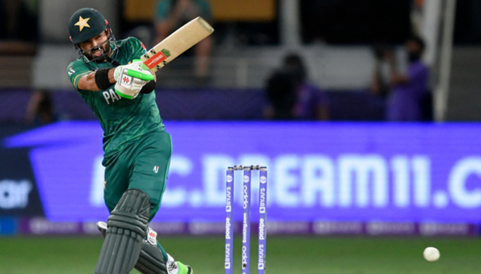 Pemain Pakistan Mohammad Rizwan melakukan pukulan saat pertandingan semifinal Piala Dunia ICC Twenty20 antara Australia dan Pakistan di Stadion Kriket Internasional Dubai di Dubai pada 11 November 2021. AFP