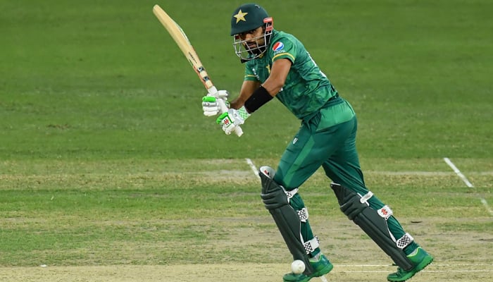 Kapten Pakistan Babar Azam melakukan tembakan saat pertandingan semifinal Piala Dunia ICC Twenty20 antara Australia dan Pakistan di Stadion Kriket Internasional Dubai di Dubai pada 11 November 2021. — AFP