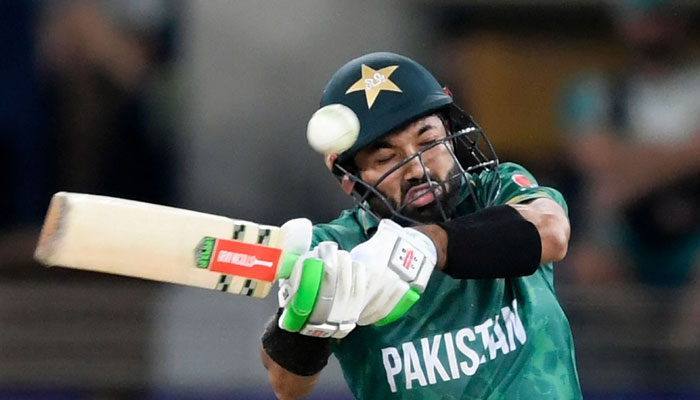 Mohammad Rizwan dari Pakistan melakukan pukulan saat pertandingan semifinal Piala Dunia ICC T20 antara Australia dan Pakistan di Stadion Kriket Internasional Dubai di Dubai pada 11 November 2021. — AFP