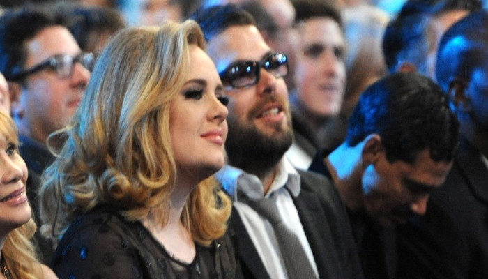 Adele membuka tentang perceraian dengan Simon Konecki, menyebutnya ‘menghancurkan’