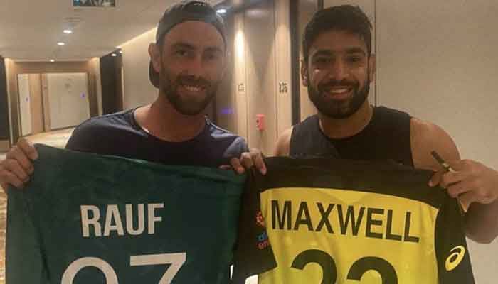 Glenn Maxwell (kiri) dan perintis lengan kanan Pakistan bertukar kaus Haris Rauf.  Foto: Glenn Maxwell Instagram
