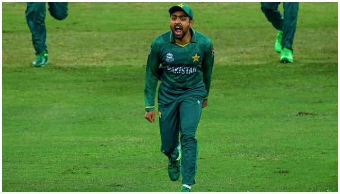 Kapten Pakistan Babar Azam merayakan pengusiran pemain Australia Glenn Maxwell pada semifinal Piala Dunia T20 Putra pada Kamis, 11 November 2021. — AFP