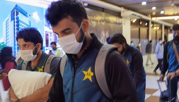Shadab Khan dan Mohammad Rizwan di bandara setelah mendarat di Dhaka.-PCB