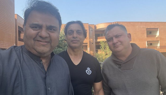 Menteri Informasi dan Penyiaran Fawad Chaudhry (kiri), mantan pacer Pakistan Shoaib Akhtar (tengah) dan pembawa acara olahraga PTV Dr Nauman Niaz terlihat bersama dalam selfie yang dibagikan oleh Fawad Chaudhry di Twitter, pada 13 November 2021.