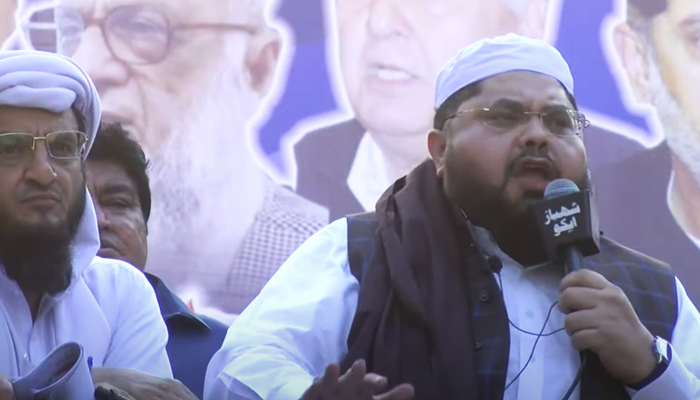 Ketua Jamiat Ulema-e-Pakistan Shah Awais Noorani berpidato di depan protes anti-pemerintah terhadap PDM di Karachi pada 13 November 2021. — YouTube/HumNews