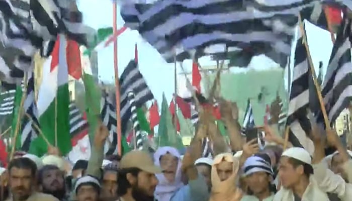 Para pengunjuk rasa yang tergabung dalam Gerakan Demokratik Pakistan (PDM) terlihat selama protes anti-pemerintah terhadap PDM di Karachi pada 13 November 2021. — YouTube/HumNews
